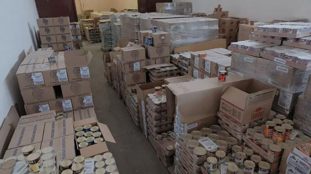 В Ставропольском крае планируется введение новых мер господдержки для инвесторов в сфере пищевой и перерабатывающей промышленности. 
В частности, запланировано возмещение части затрат на создание и модернизацию предприятий по глубокой переработке зерна и масличных культур, переработке и консервированию рыбы, ракообразных и моллюсков. Также планируется возмещение затрат предприятиям по производству сухих молочных продуктов, сообщили в краевом комитете по торговле.

Ставрополье планомерно развивает отрасль переработки пищевой продукции. В последние годы реализуется множество форм государственной поддержки для инвесторов. Среди них бюджетные инвестиции, инвестиционный налоговый кредит, налоговые преференции, льгота по арендной плате, предоставление госгарантий, облигационные и гарантированные целевые займы, отсрочки или рассрочки по уплате региональных налогов, предоставление имущества залогового фонда для обеспечения обязательств.

При заключении инвестсоглашения между правительством края и инвестором в сфере пищевой и перерабатывающей промышленности предоставляются налоговые преимущества в виде снижения ставки налога на прибыль организации на 3,5% (ставка налога на прибыль составляет 20%); предприятие освобождается от налога на имущество. Также организации пищевой и перерабатывающей промышленности из бюджета края возмещается 10% стоимости приобретенного технологического оборудования.

Для дальнейшего привлечения инвестиций в промышленность региона созданы территории опережающего социально-экономического развития (ТОСЭР) и региональные индустриальные парки (РИП). Резиденты ТОСЭР «Невинномысск» пользуются налоговыми льготами и льготами по обязательным социальным платежам. Для них снижена ставка налога на прибыль от 5%, резиденты освобождаются от налогов на имущество, на землю, а также от платы за аренду земельных участков.

В настоящее время резиденты ТОСЭР «Невинномысск» реализуют шесть проектов в сфере переработки. Еще два проекта по производству продукции переработки размещены в региональных индустриальных парках, резиденты которых также пользуются налоговыми преимуществами.

По материалам органов исполнительной власти Ставропольского края, управления по информационной политике аппарата правительства Ставропольского края.