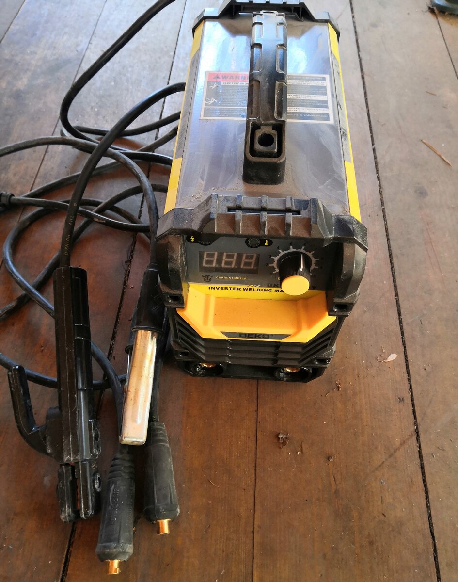 сварочный аппарат с распродажи, с ручкой для переноски, надежные провода.