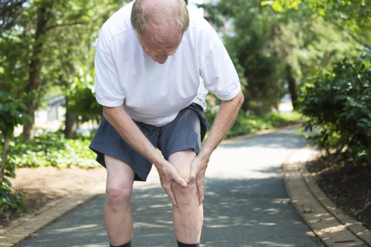 Боль в области колена - это неприятный симптом, который может иметь самые разные причины.