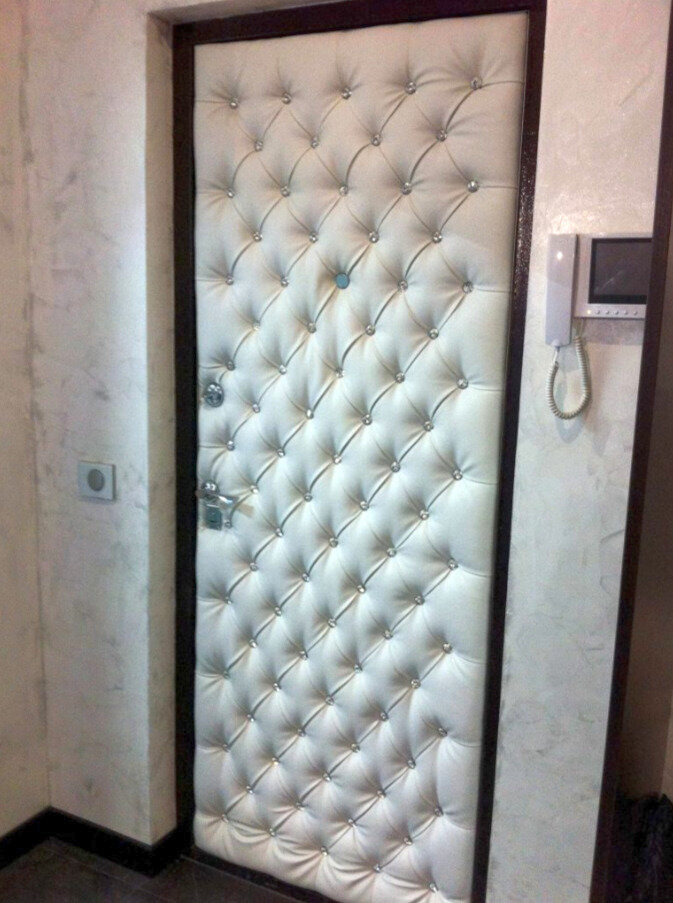 Современный вариант обивки дверей дермантином.