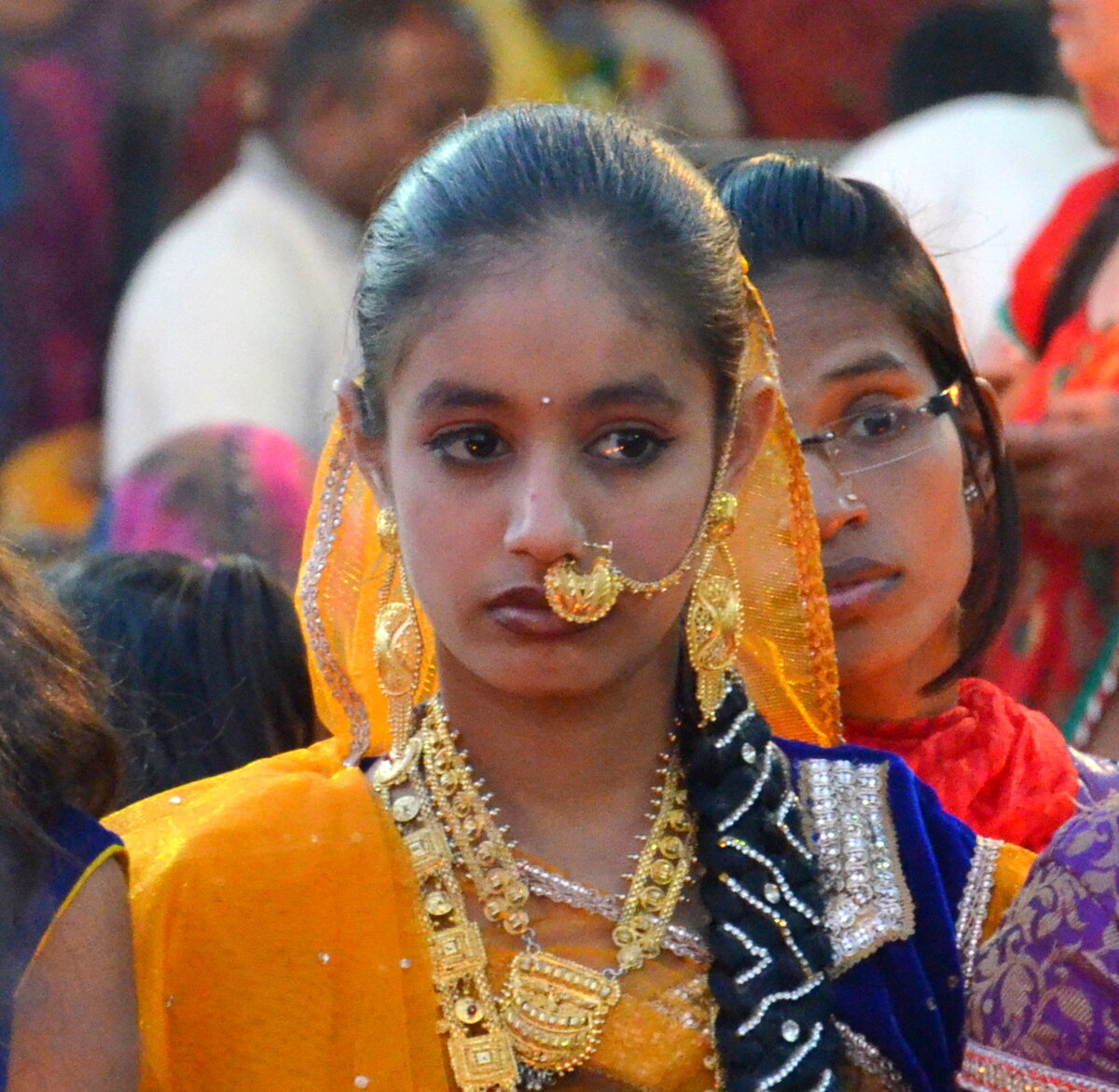 Девушка в Индии в золотых украшениях. Фото автора.