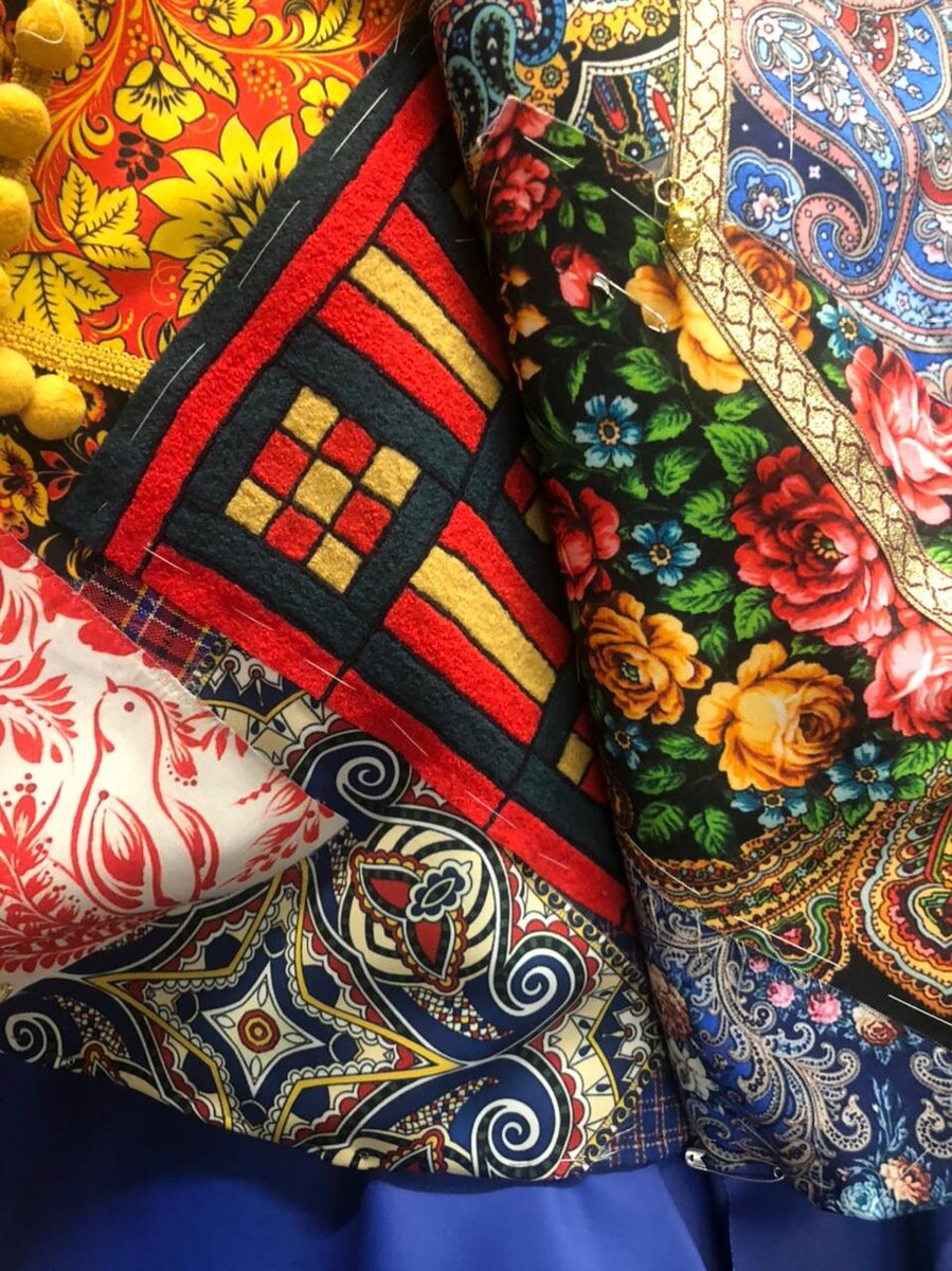 Платье сшили из лоскутов, присланных из разных уголков России