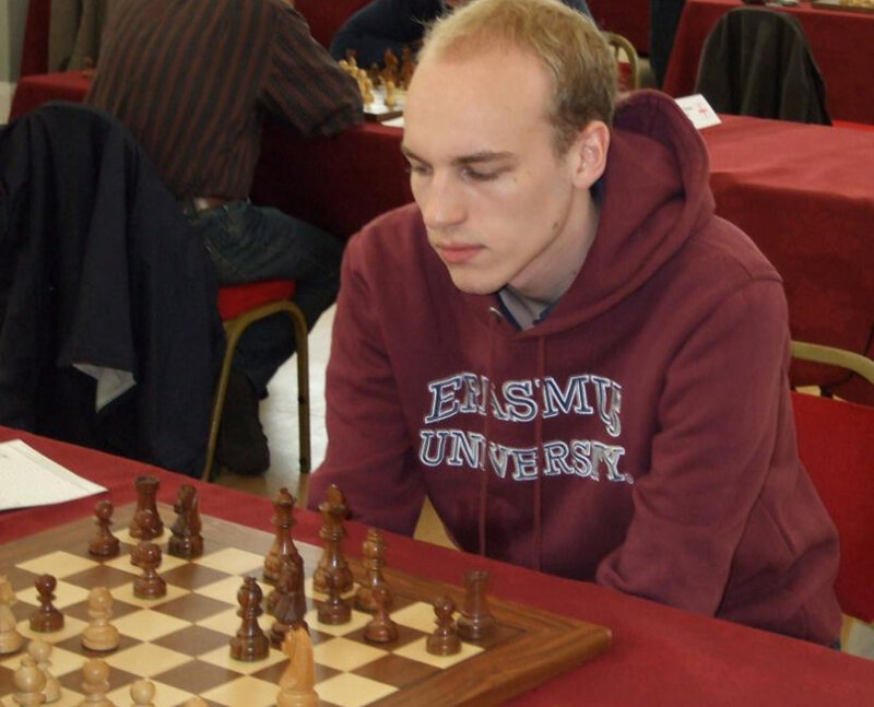 Университет, в котором учился Смейтс, носит имя Эразма Роттердамского.