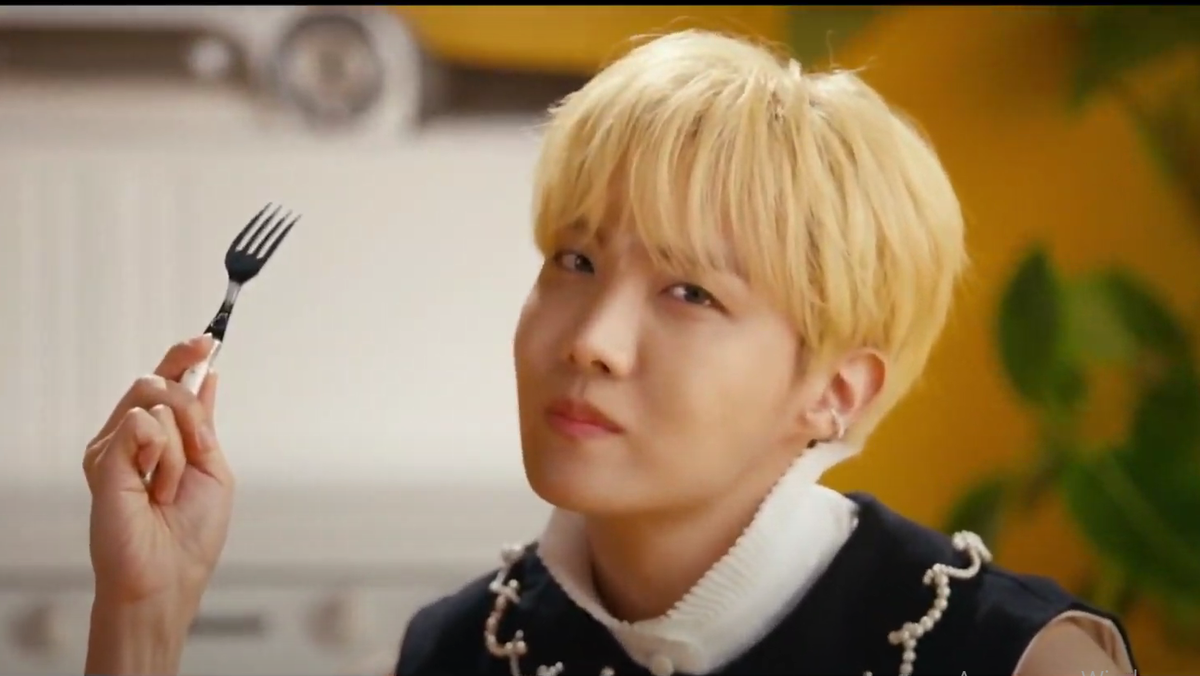 Надеюсь Хосоку не пришлось есть масло дублей 30))))а может это был сыр??