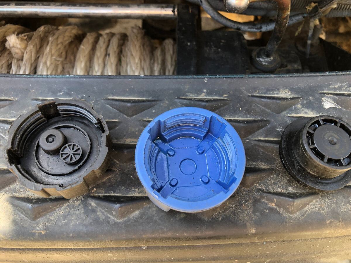 Потроха ставлю от SWAG99 90 2269 (Крышка радиатора системы охлаждения). Как ни странно они оказываются двух видов. Справа потроха от старой, слева уже сняты и установлены  в крышку расширительного бочка. 