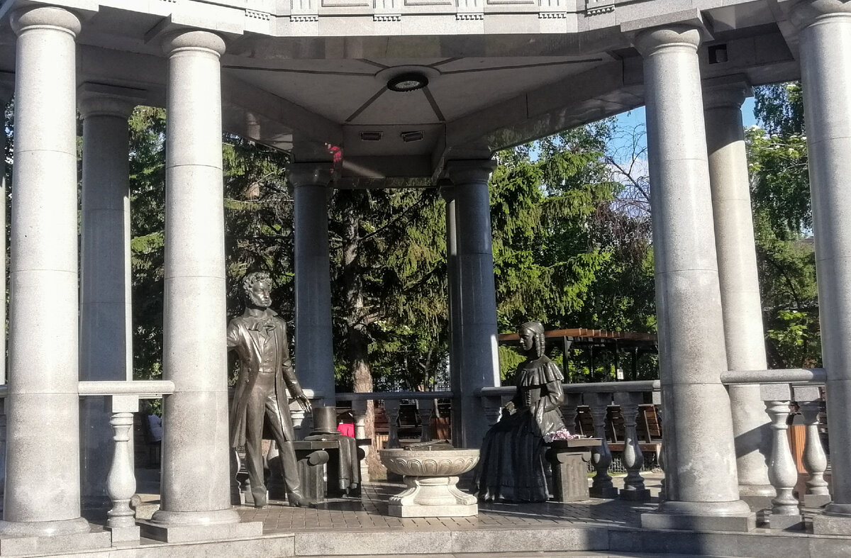 А.С. Пушкин и Наталья Гончарова. Достопримечательность на проспекте Мира в Красноярске