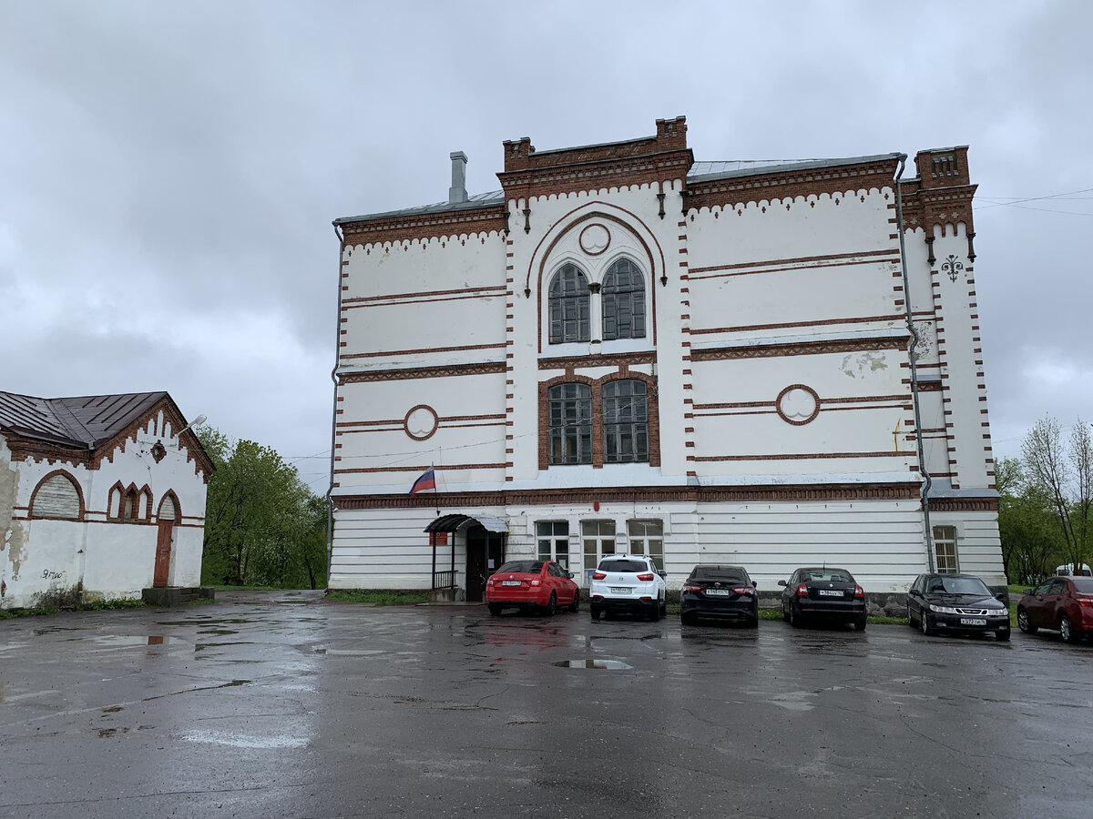 А вот так здание выглядит сбоку. Обратите внимание на окна