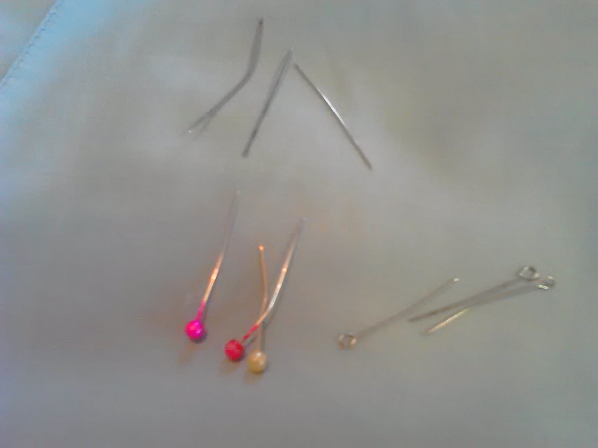 Фото автора. Такими иглами и булавками работать нельзя.