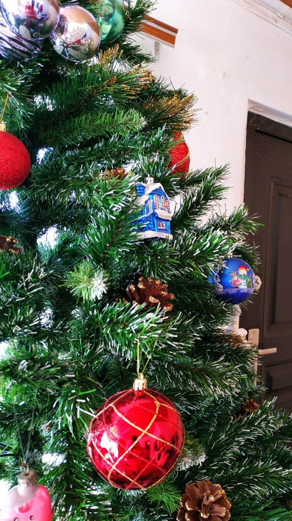 На нашу новогоднюю ёлку мы купили игрушки. Новый год, новый дом, новая жизнь и игрушки тоже новые.