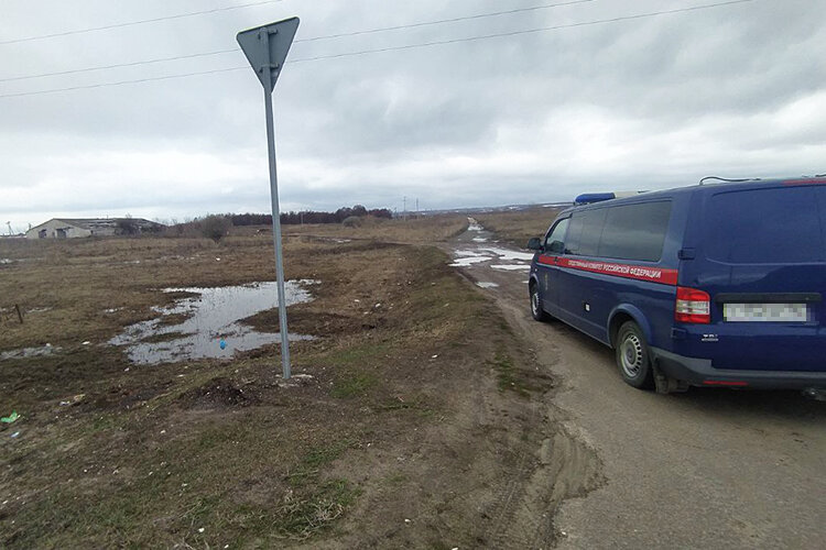Трагедия произошла накануне вечером, когда, по словам местных жителей, в районе был сильный ливень с грозой, отчего никто и не услышал звука выстрелов