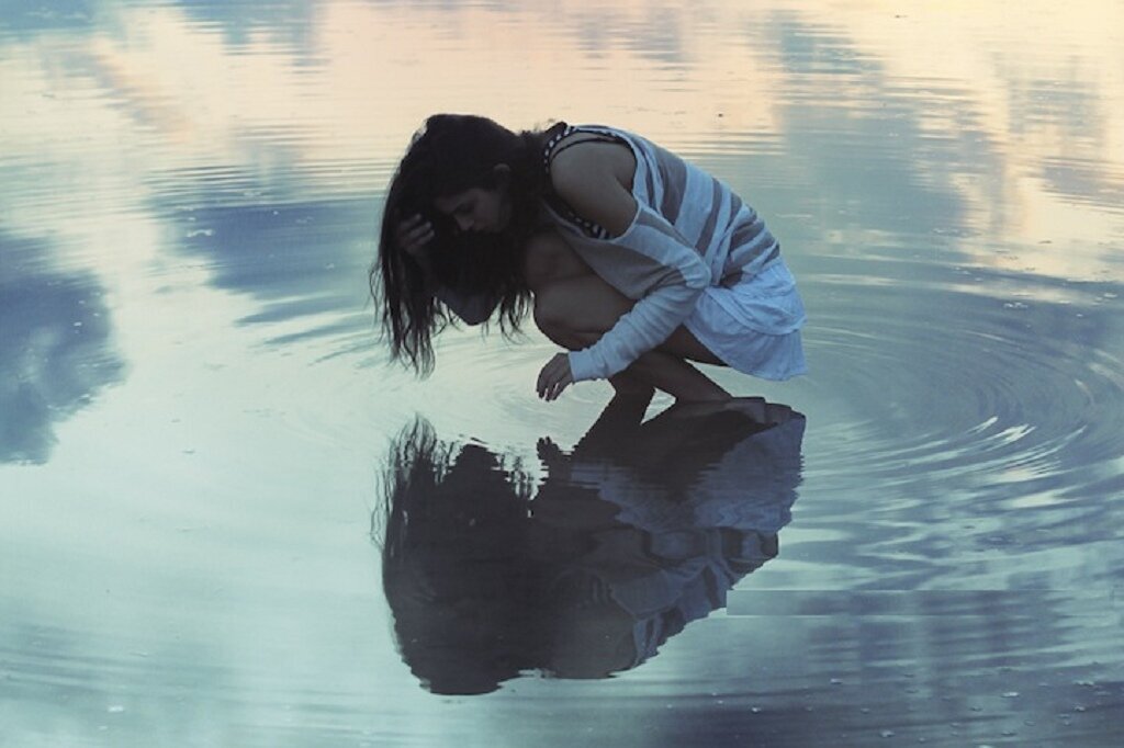 Отражение вода песни. Отражение человека в воде. Отражение девушки в воде. Отражение человека в луже. Отражение в воде.