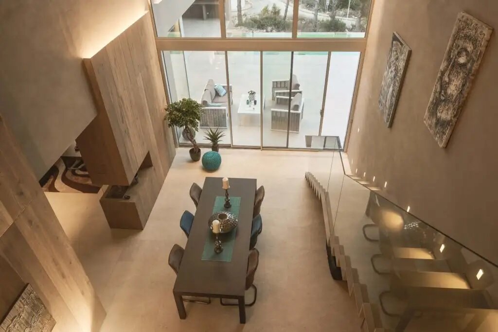 Реконструкция дома с плиткой для пола под камень