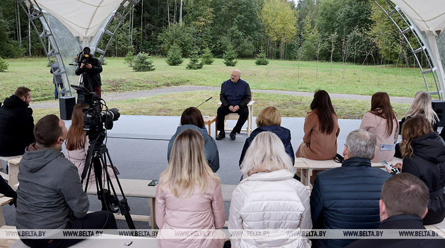  Александр Лукашенко во время общения с журналистами"С Турчиным проще. Турчина может "угробить" только один человек, - с долей юмора ответил Президент. - И у меня их семь (губернаторов в Беларуси плюс мэр Минска. - Прим. БЕЛТА). Я никогда этого не сделаю. Я разберусь сначала"."Я разберусь, я все равно его позову, выслушаю, - добавил Александр Лукашенко. - Этим людям бояться нечего. Только вперед. Я их быстрее накажу за бездействие, за то, что они кого-то не защитили, не уберегли".Лукашенко: в основе информационной политики должны быть правда и факты, никакого вранья"Иногда наши люди, до сих пор заряженные после 2020 года, в отсутствии общего врага в виде бчб, бросаются друг на друга. Что с этим делать? - продолжил беседу Игорь Тур. - Мне бы очень не хотелось, чтобы была индульгенция на безнаказанность за патриотизм".По этому поводу Президент упомянул о схожей теме - так называемых приближенных к руководству страны. Александр Лукашенко подчеркнул, что те люди, которые работают рядом с ним, несут особую ответственность за свои поступки. Это касается и журналистов президентского пула. "Если бы вы что-то совершили противоправное, а я бы вам простил, - что общество подумает? "А, своим можно". Так знайте, что свои больше всего будут ответственны", - подчеркнул белорусский лидер.Он напомнил, что помимо требований закона, про который в народе есть пословица "Закон - что дышло: куда повернешь - туда и вышло", существует высшее понятие справедливости. "Вот справедливость - это главное. Должно быть все справедливо", - подчеркнул Александр Лукашенко.По мнению главы государства, белорусское общество после событий 2020 года переживает процессы, которые сродни послереволюционным событиям начала ХХ века или гражданской войне: "Тогда каша была, брат брата убивал. Вот мы что-то подобное пережили, только без стрельбы. У нас хватило ума и выдержки в этом плане. Сейчас этот период. Он должен уйти, он уходит, - сказал Александр Лукашенко. - Главное - нам это придется пережить. Этот период уйдет. Это просто период, где кто-то на кого-то будет валить, накатывать, кого-то обижать, оскорблять… Это такой период, он уходит".Президент считает, что в это сложное время важна роль как журналистов, так и трудовых коллективов, чтобы при любых действиях, касающихся наказания или оценки поступков, не допустить ошибок. "Вы тоже должны быть активными. Я все не увижу, власть все не увидит, но вы-то в трудовых коллективах должны увидеть, чтобы не обижали, - подчеркнул глава государства. - Нельзя обидеть людей, даже заблудших"."Не зря я часто подчеркиваю: ребята, не надо допустить раскола в стране. Надо вот в этот период отсеять всех мерзавцев, этих 10%, - обратил внимание белорусский лидер. - А 90%... Тут надо очень аккуратно разбираться. Ни в коем случае не должно быть дикого радикализма".-0-