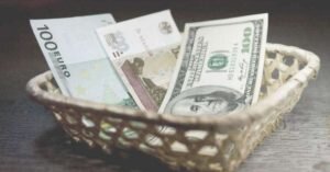    Эксперты считают надежными рубль и доллар. Фото: twitter.com Андрей Пунегов