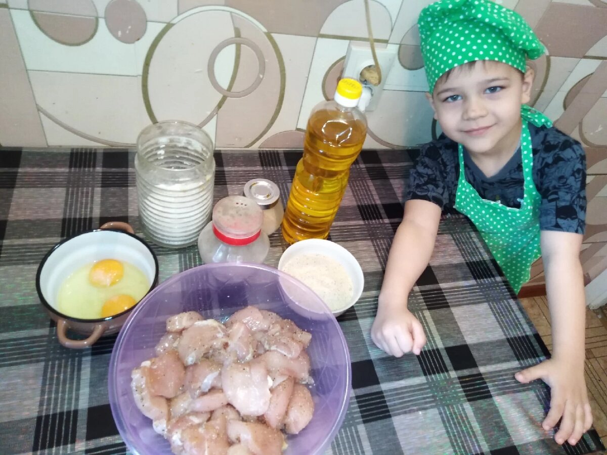 Сын Егор и его первые наггетсы