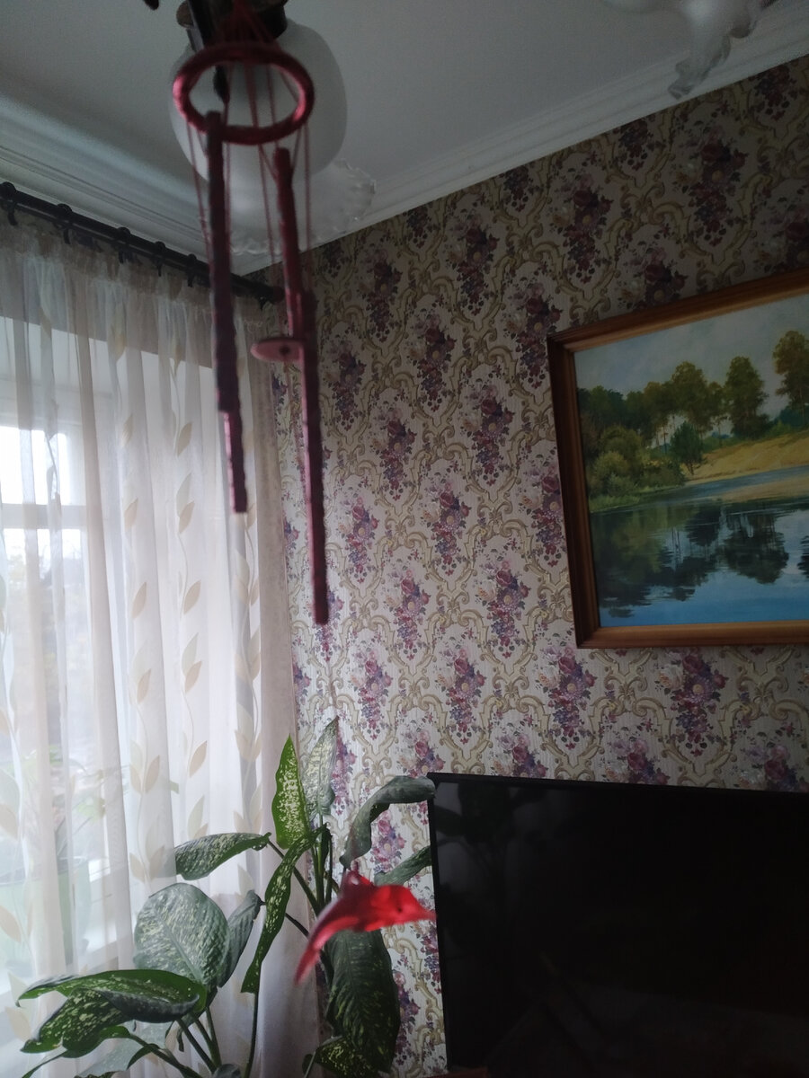 Сами проходим и создаём музыку но не ветер. Сквазняк устраивала но нет, эксперимент не удался  . Так и осталось висеть на своем месте😊 Наверно во дворе вешать Нада и будет музыка .