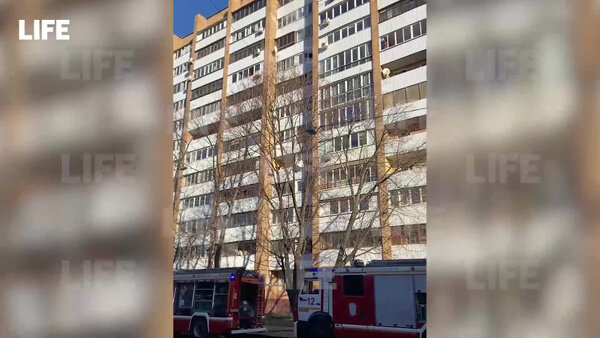 В Москве мужчина выпрыгнул с девятого этажа, спасаясь от пожара. Видео © LIFE