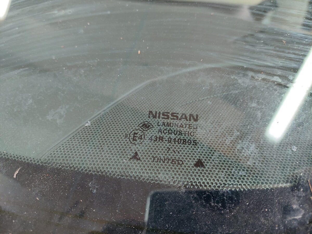 Произвели замену лобового стекла на Ниссан Мурано с датчиком дождя. Модельный ряд с 2015 года. В процессе установки были сохранены боковые молдинги и установлены обратно.-2
