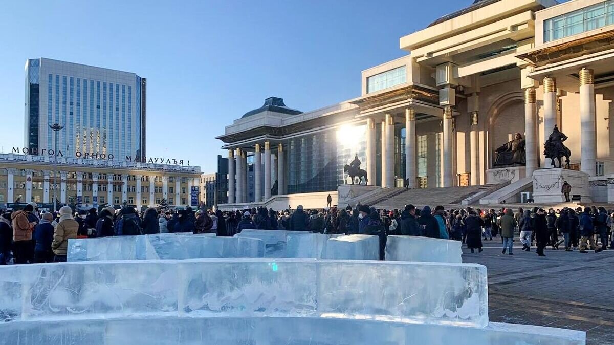    Протестующие перед зданием правительства на площади Сухэ-Батора в Улан-Баторе© РИА Новости