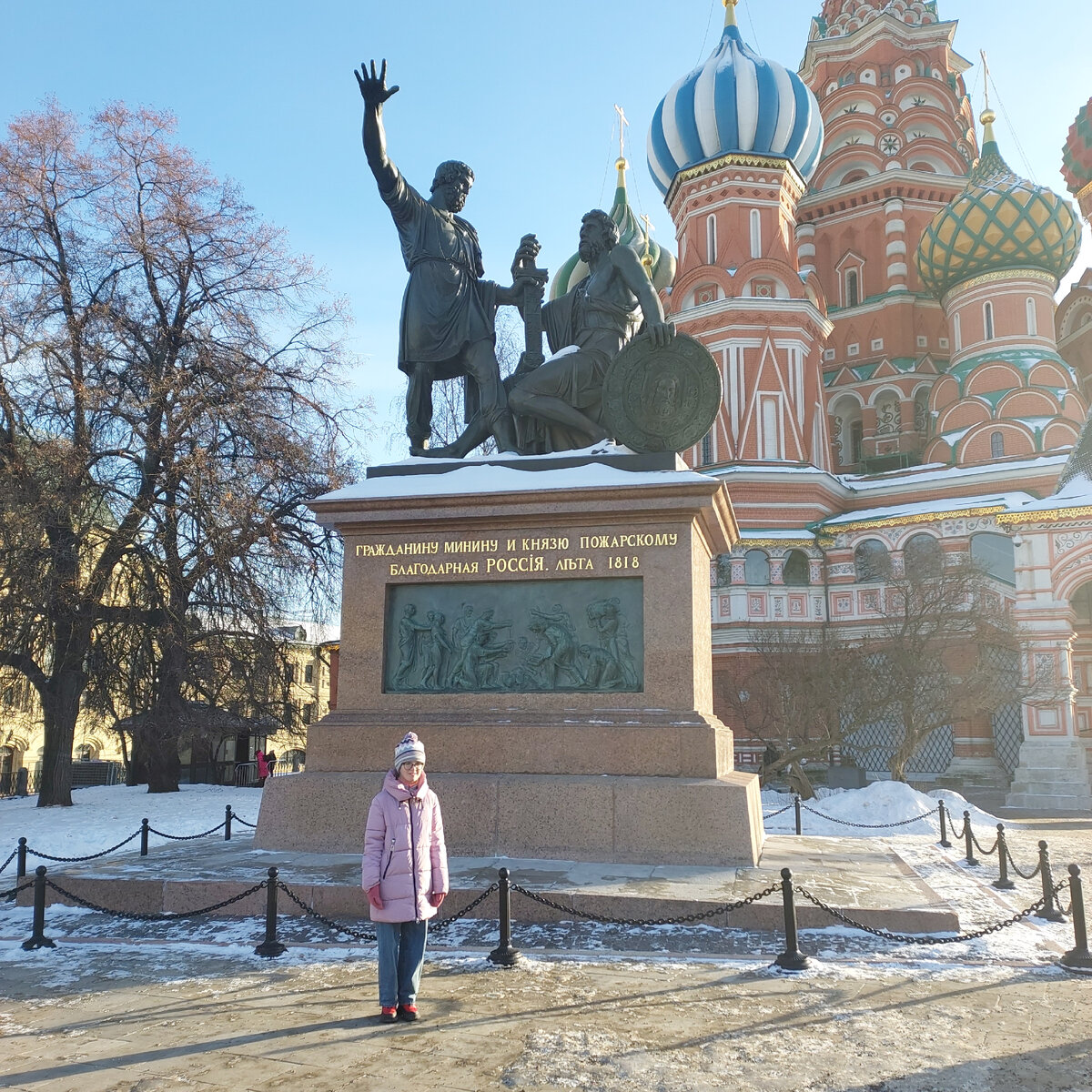 У памятника Минину и Пожарскому.