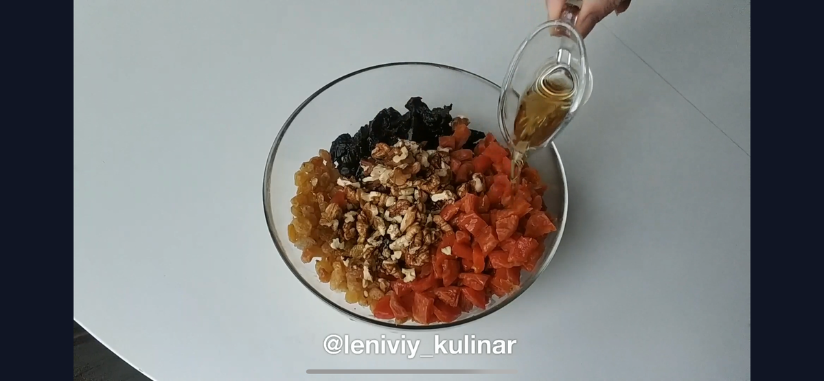 Немного измельченные сухофрукты и орехи (чернослив, курага, изюм, грецкий орех) общим весом 300 г. заливаем коньяком (30 мл) , перемешиваем и оставляем на 15 минут. 