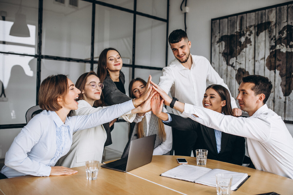 <a href="https://ru.freepik.com/free-photo/group-of-people-working-out-business-plan-in-an-office_5495105.htm#query=%D0%A1%D0%BE%D0%B2%D0%B5%D1%89%D0%B0%D0%BD%D0%B8%D0%B5&position=15&from_view=search&track=sph">Изображение от senivpetro</a> на Freepik