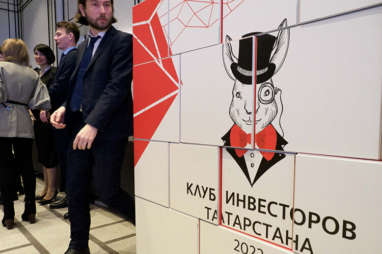    Итоговое заседание клуба инвесторов РТ по традиции прошло в отеле Kazan Palace Hotel by Tasigo. В зале собрались большое количество обеспеченных мужчин в черных костюмах с бабочками