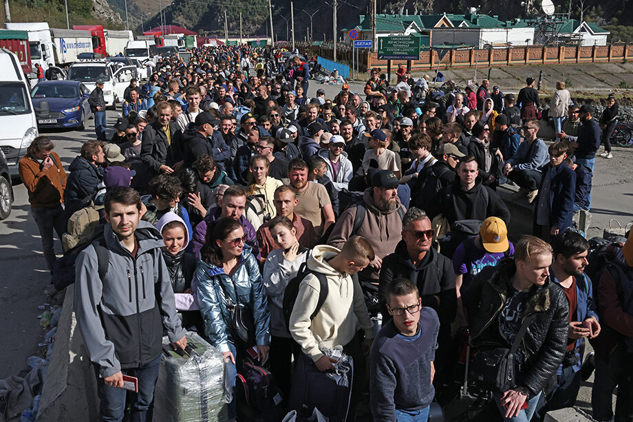 Массовый отъезд сотен тысяч молодых людей негативно повлиял на рождаемость. Фото: Валерий Шарифулин/ТАСС