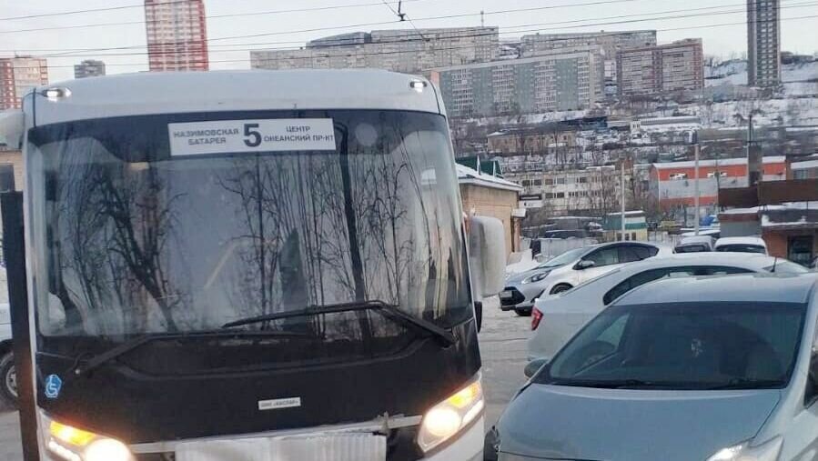     Автобус и автомобиль столкнулись прямо около трамвайных путей во Владивостоке. Две полосы заняты — водителям приходится объезжать ДТП по рельсам, тем самым мешая единственному общественному транспорту, который может относительно бесперебойно сейчас двигаться по городу.