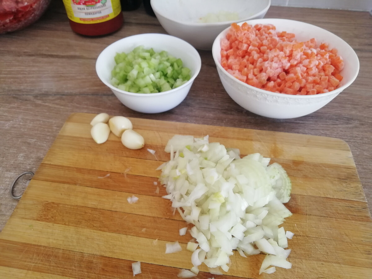 Нарезанная морковь была в морозилке, поэтому кусочки резала под ее размер