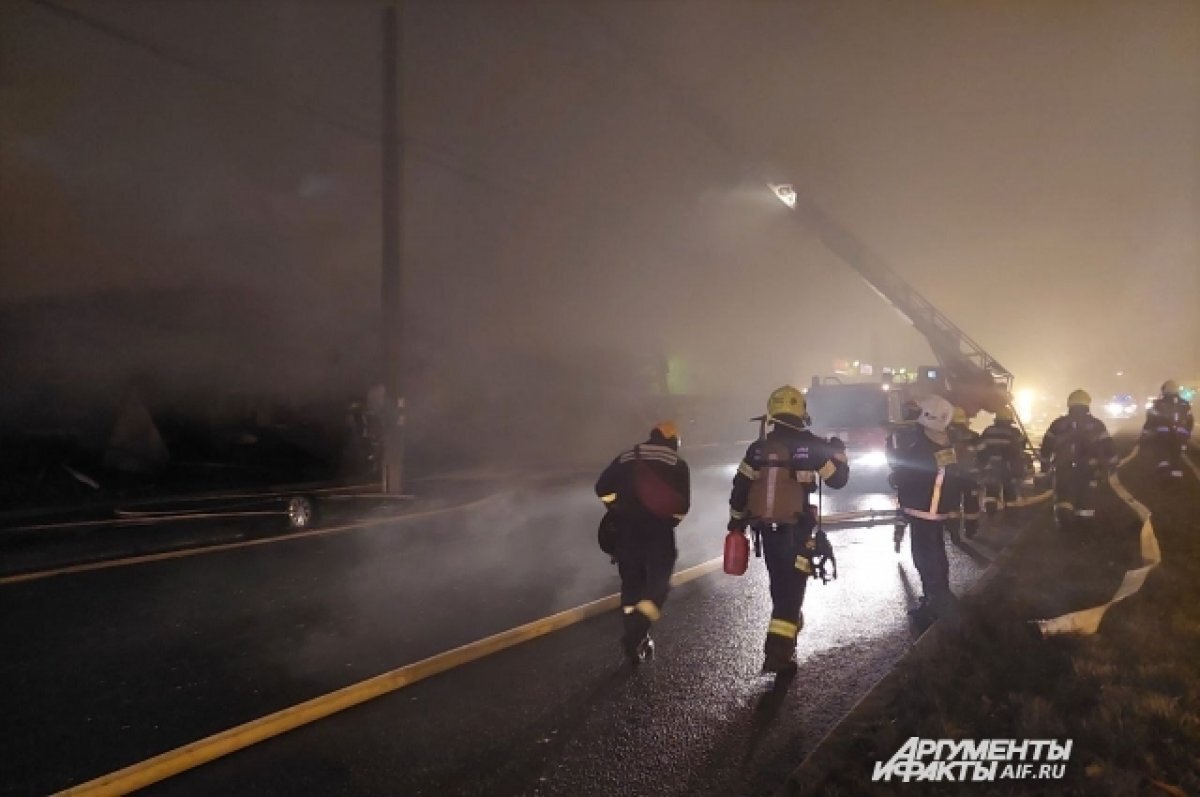    Восемь взрослых и двух детей спасли пожарные из горящего дома в Томске