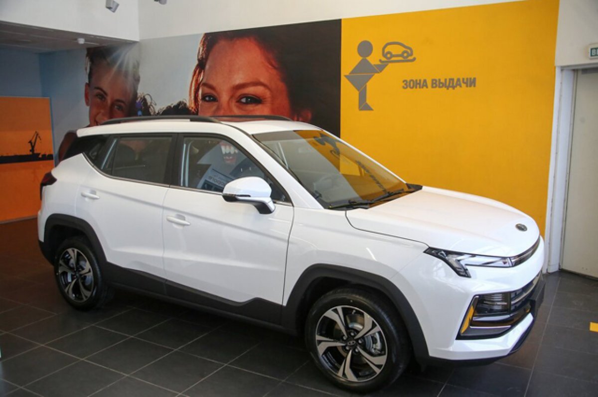    Автомобили «Москвич» в дилерском центре перед началом розничной продажи