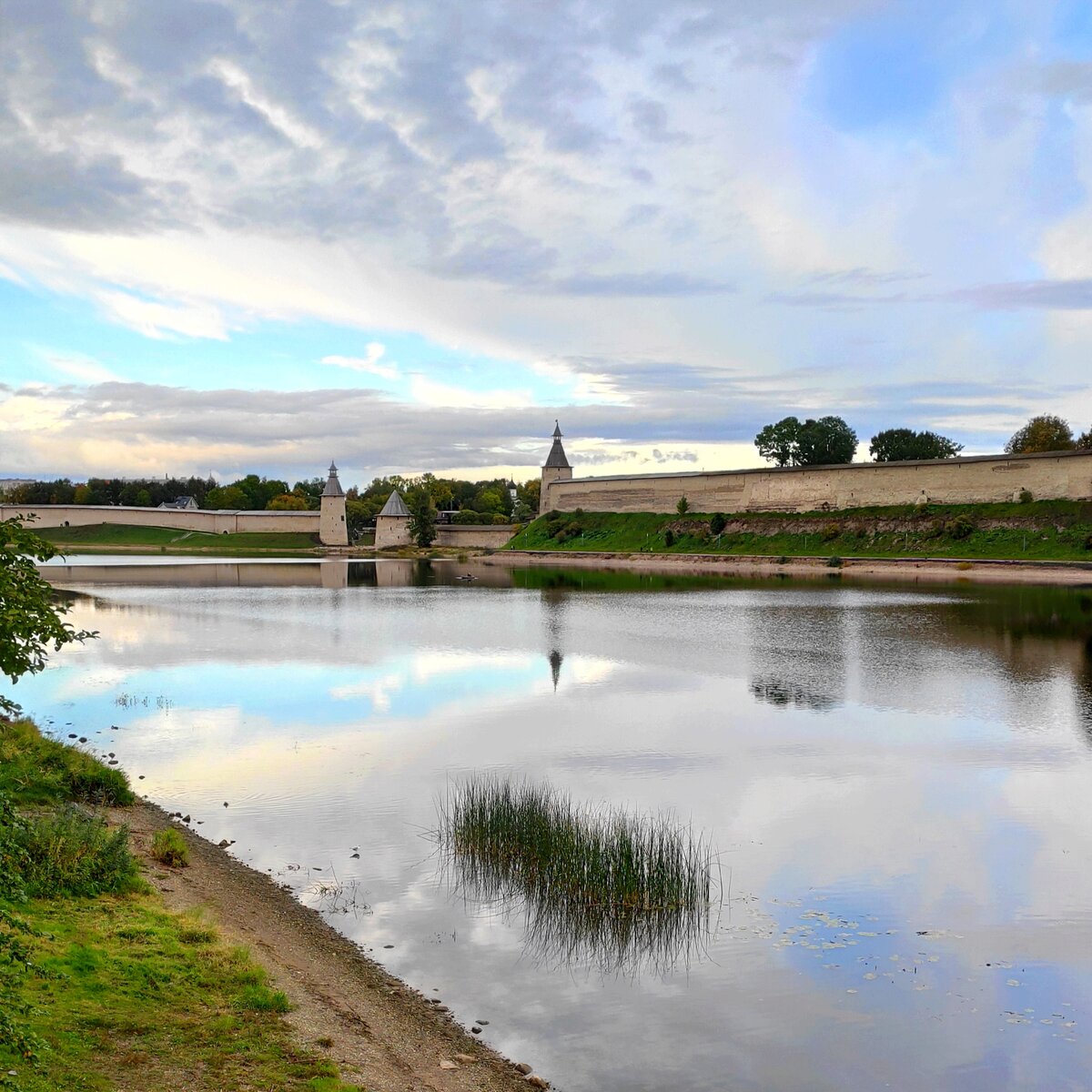 Вот низенькая башня слева между двумя высокими, и есть та самая Плоская башня на стрелке 😀