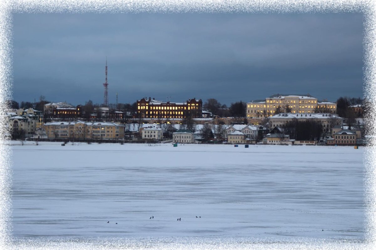 Лучи солнца показались в окнах левого берега.