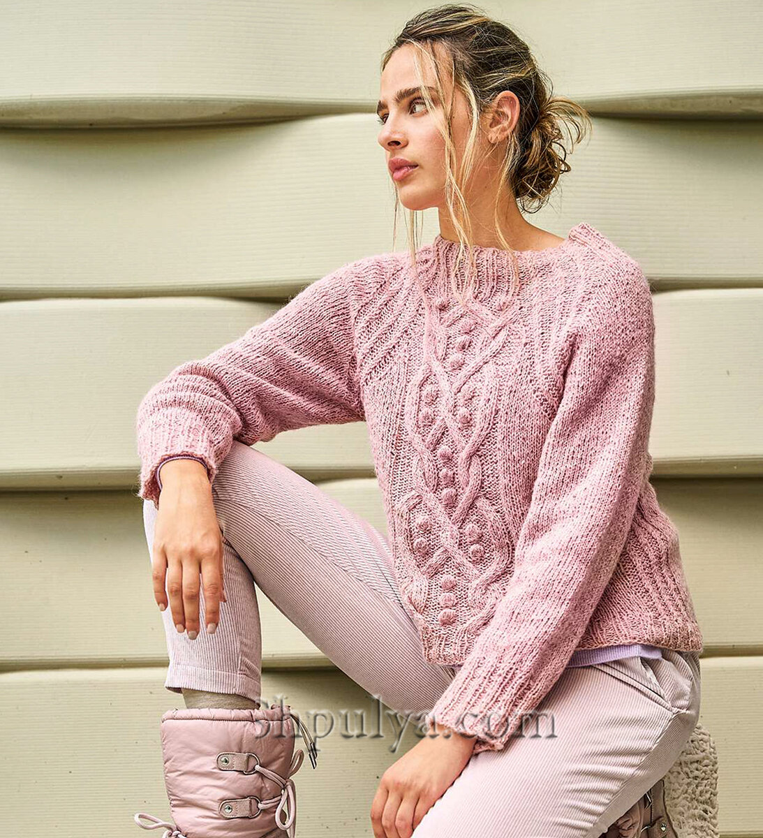 Цельновязаный пуловер реглан с косой посередине