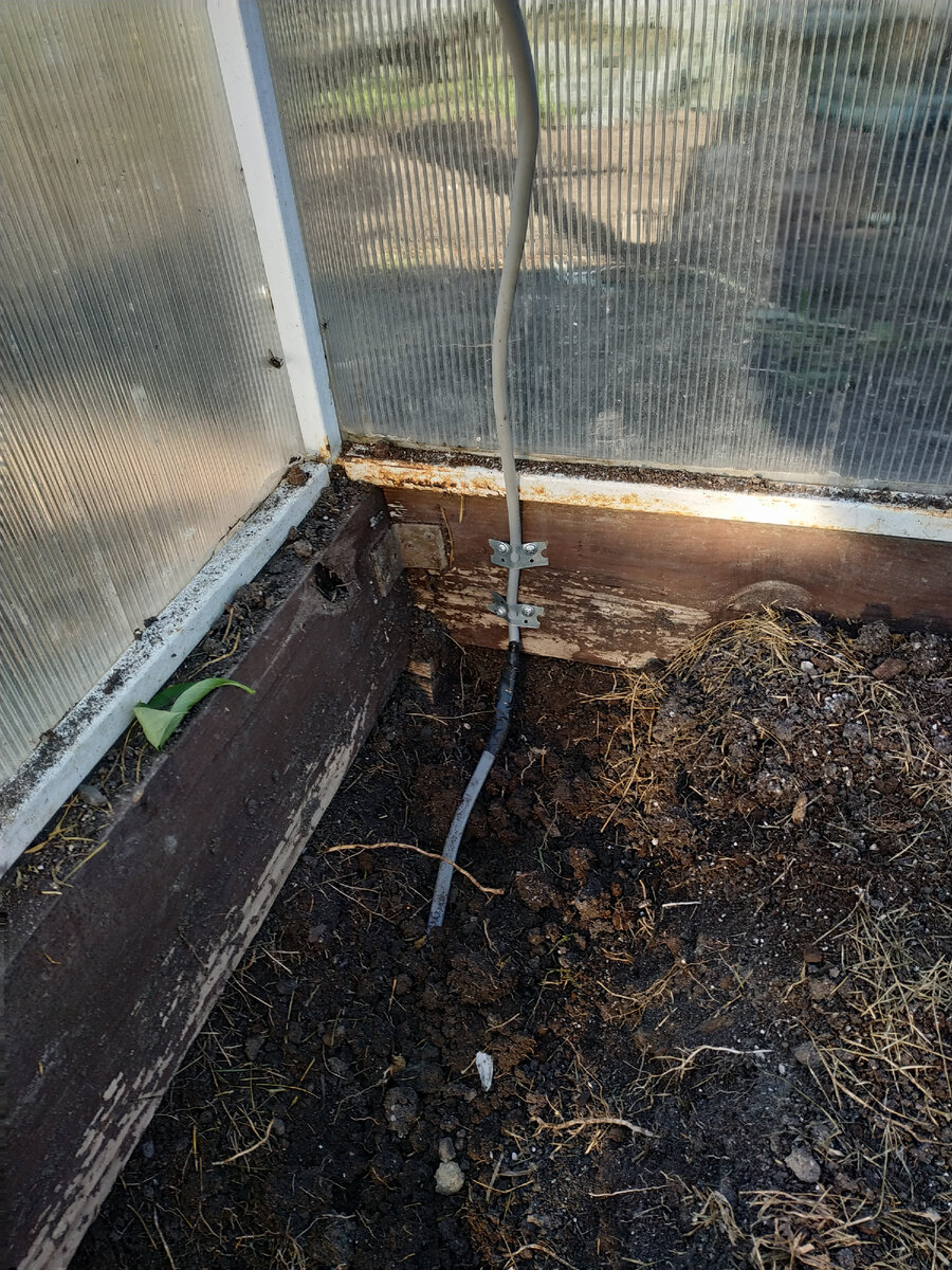 Видно соединение греющего кабеля с обычным шнуром.