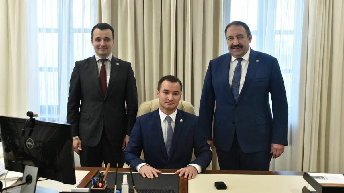     Министром по делам молодежи Татарстана официально стал Ринат Садыков. Он был первым заместителем Тимура Сулейманова, который в минувший понедельник стал помощником главы РТ. Видеозапись с официального представления чиновника коллективу появилась в Telegram-канале «Еду в Татарстан».