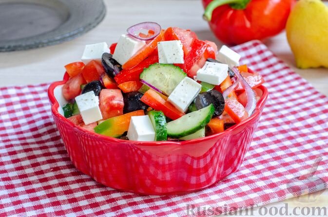 сыр фетакса, помидоры, огурцы, перец болгарский, маслины, лук репчатый красный, масло оливковое, лимон, соль, перец чёрный молотый