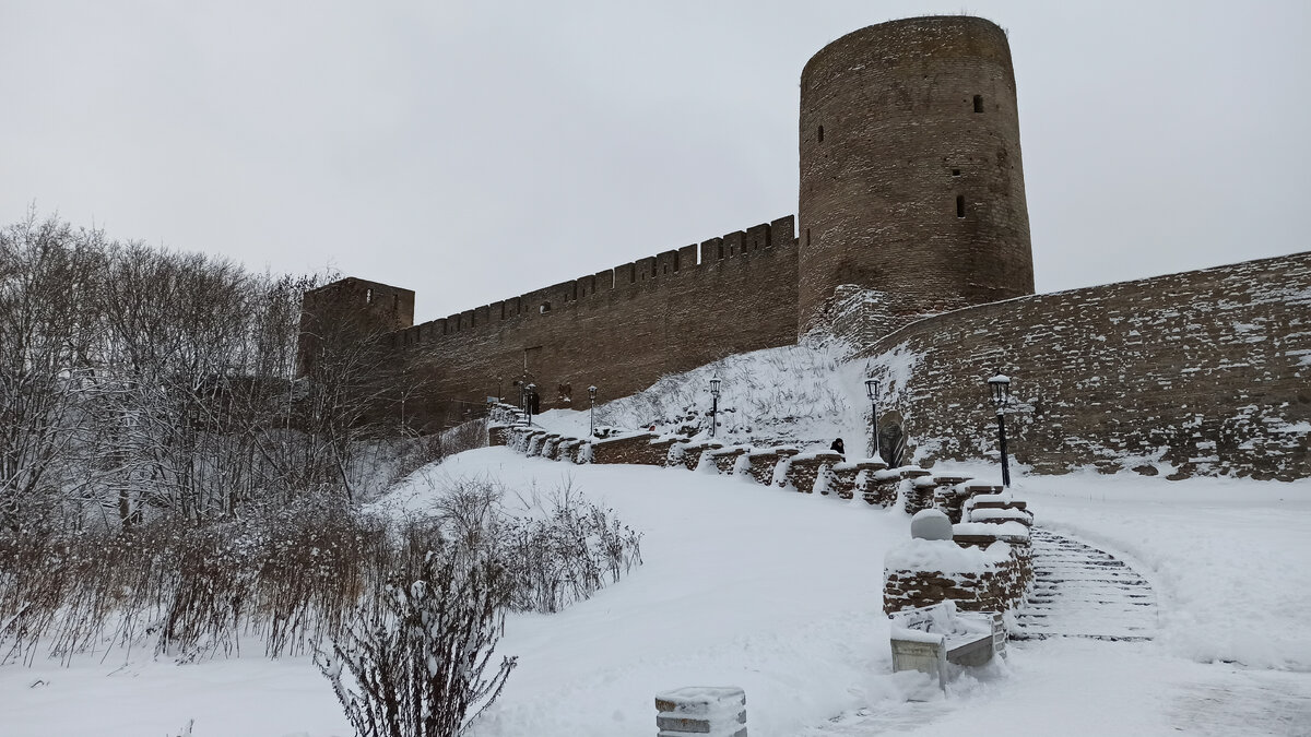 Северный вход в крепость. Длинношеяя и Набатная башни