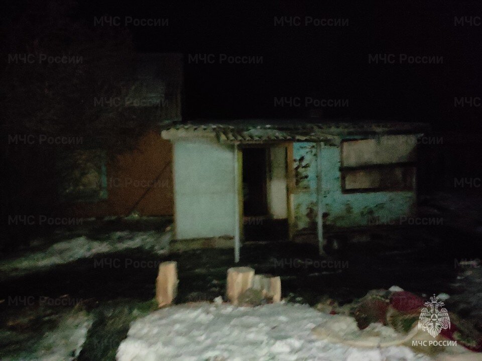     Огонь повредил кровлю и вещи на общей площади 3 квадратных метра  ГУ МЧС России по Оренбургской области