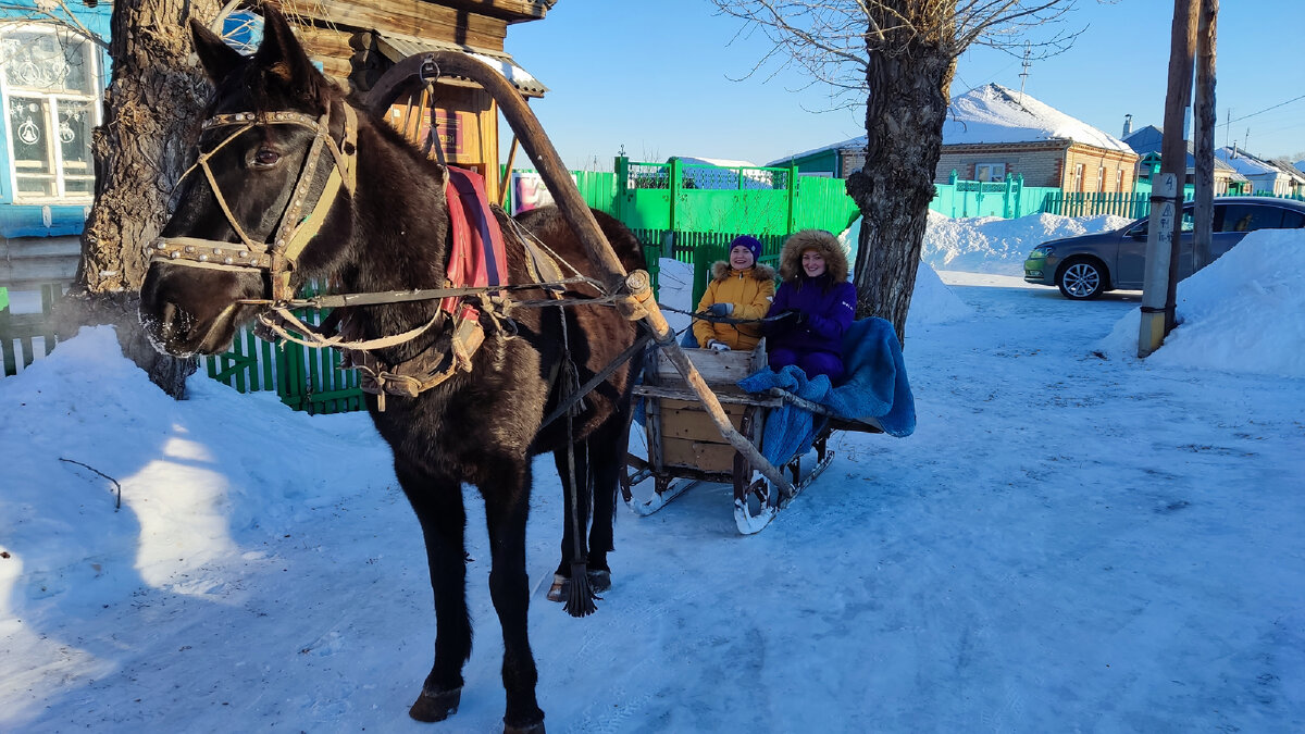 Мы с Олей катаемся по посёлку на лошади Карине