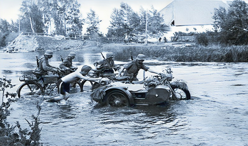 На переднем плане немецкая машина BMW R-71.