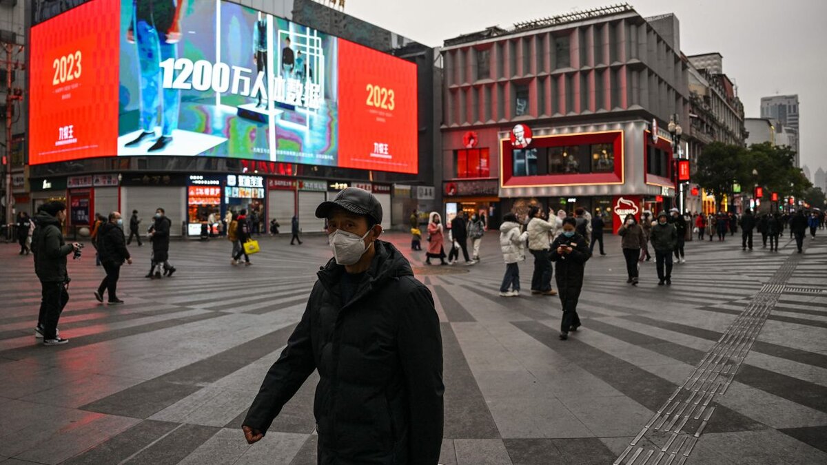 https://media.cnn.com/api/v1/images/stellar/prod/230121213439-china-wuhan-street-230121.jpg?c=16x9&q=h_720,w_1280,c_fill