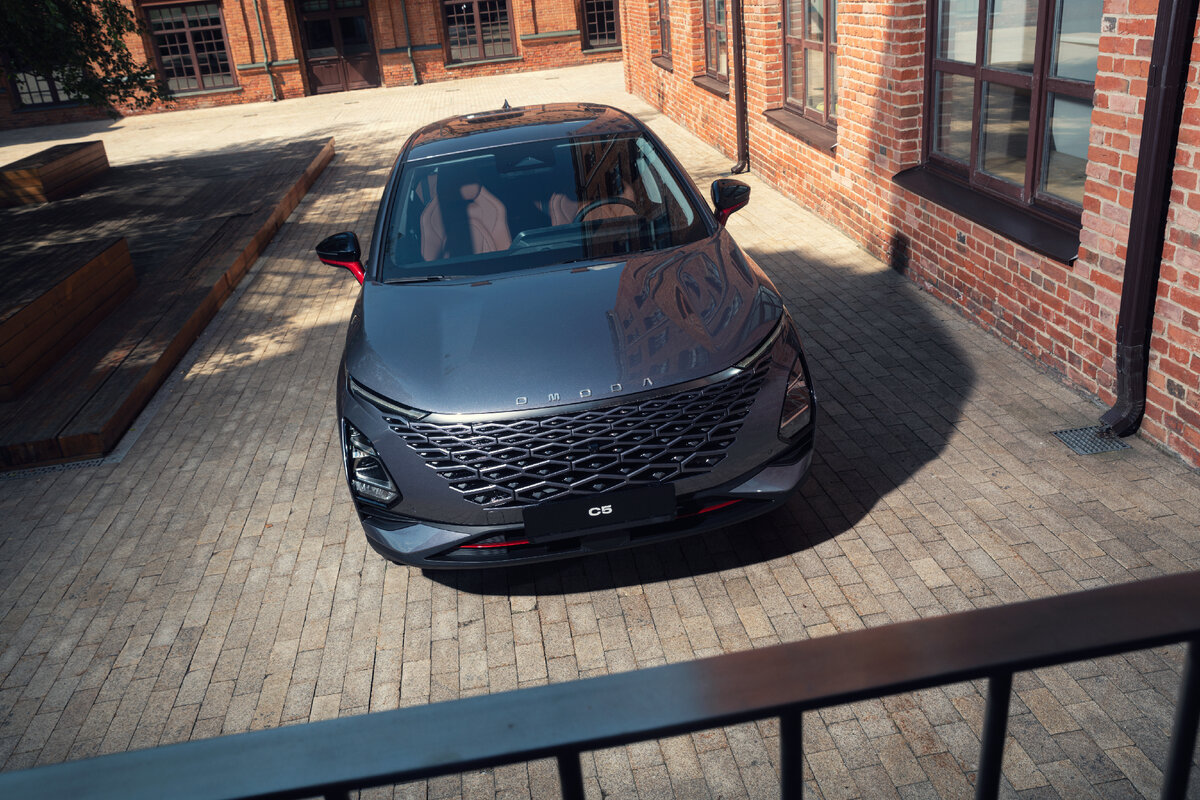 Модель OMODA (ОМОДА) C5 относится к классу «кроссовер» или «фастбэк» — так называют автомобили с особой обтекаемой формой крыши и, соответственно, хорошими аэродинамическими свойствами.