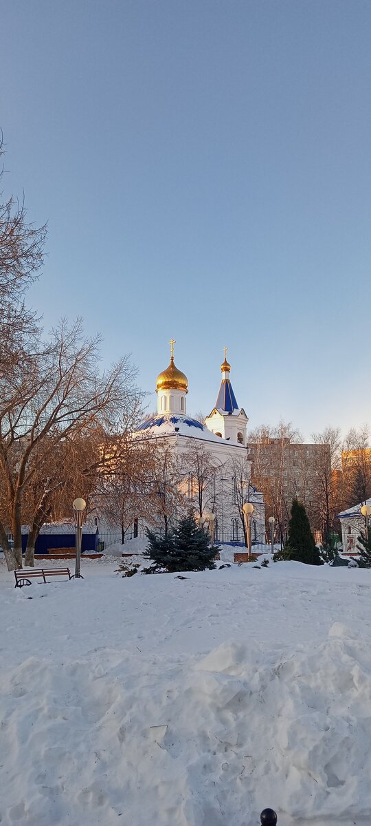 Храм в честь иконы Божией Матери Целительницы, рядом с поликлиникой
