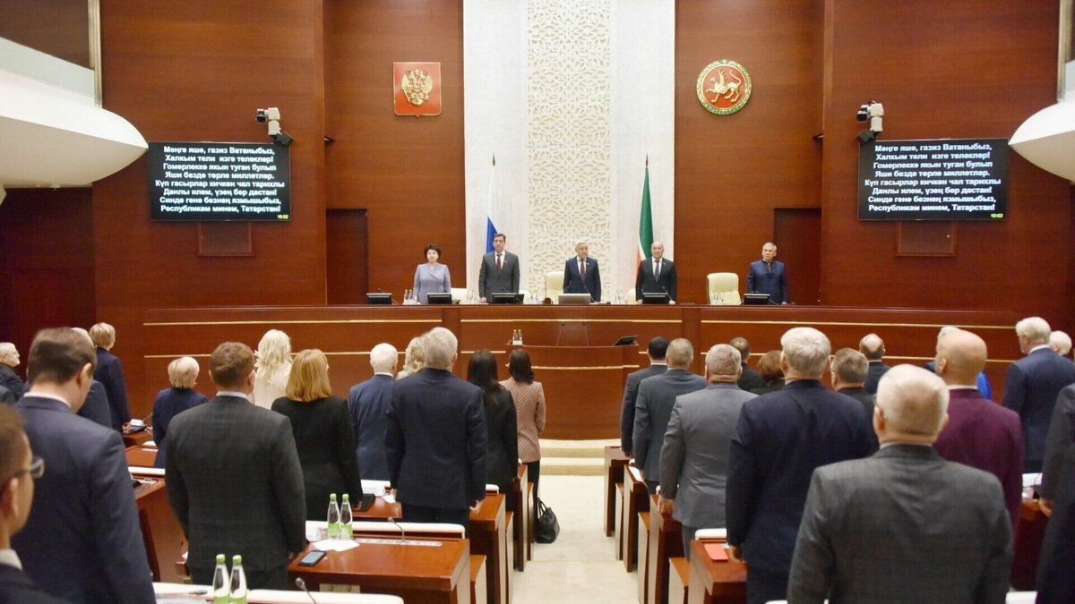     Депутаты татарстанского Госсовета подчистили хвосты прошлого года и окончательно приняли поправки в Конституцию республики. Получилось, что есть раис с бесконечным количеством сроков, у людей нет татарстанского гражданства, а у депутатов — слова, так как прения все «излишне политизируют».