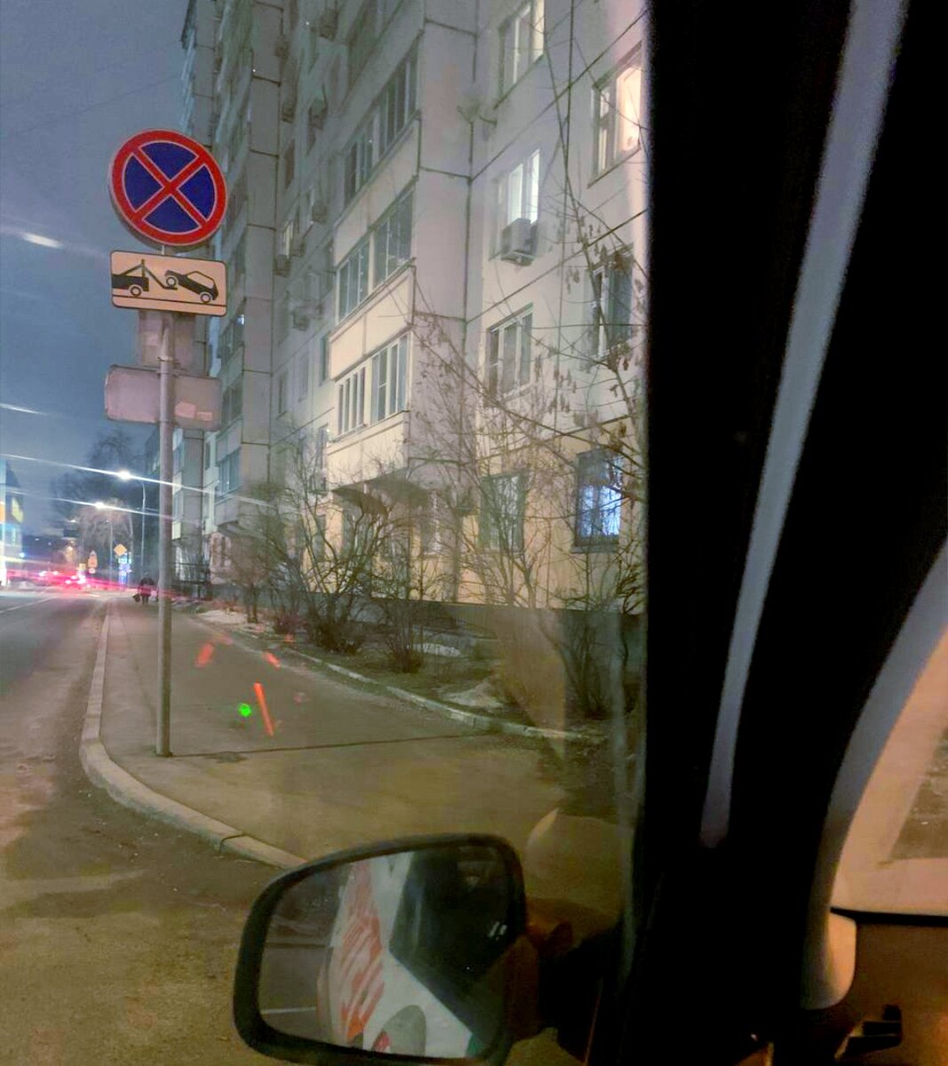 Даже у жилого дома, который совсем не близко, и то знаки понаставили!