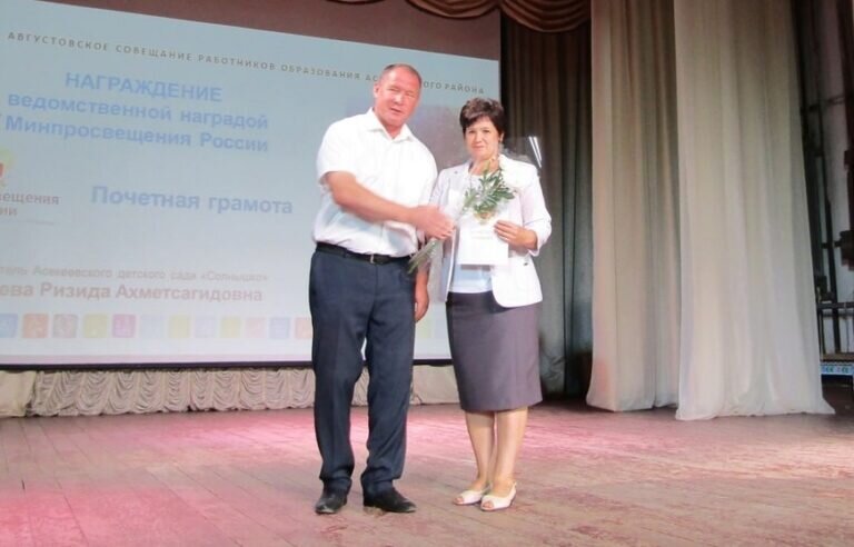    Воспитатель Асекеевского детского сада Ризида Сираева учит молодежь работать с детьми Марина Шарт