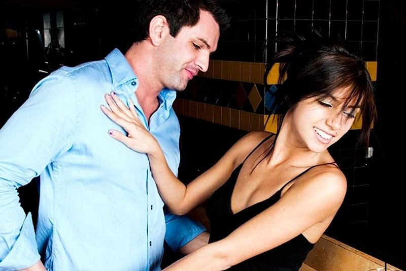 девушка пристает к парню. мужчина и женщина. страсть в отношениях. страстный мужчина. богиня с юмором.