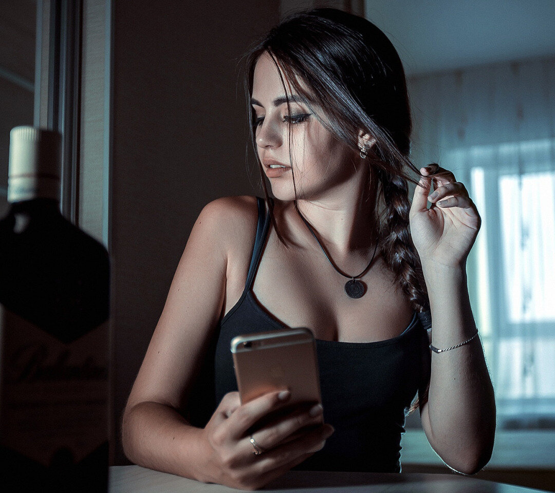 Девушка читает переписку